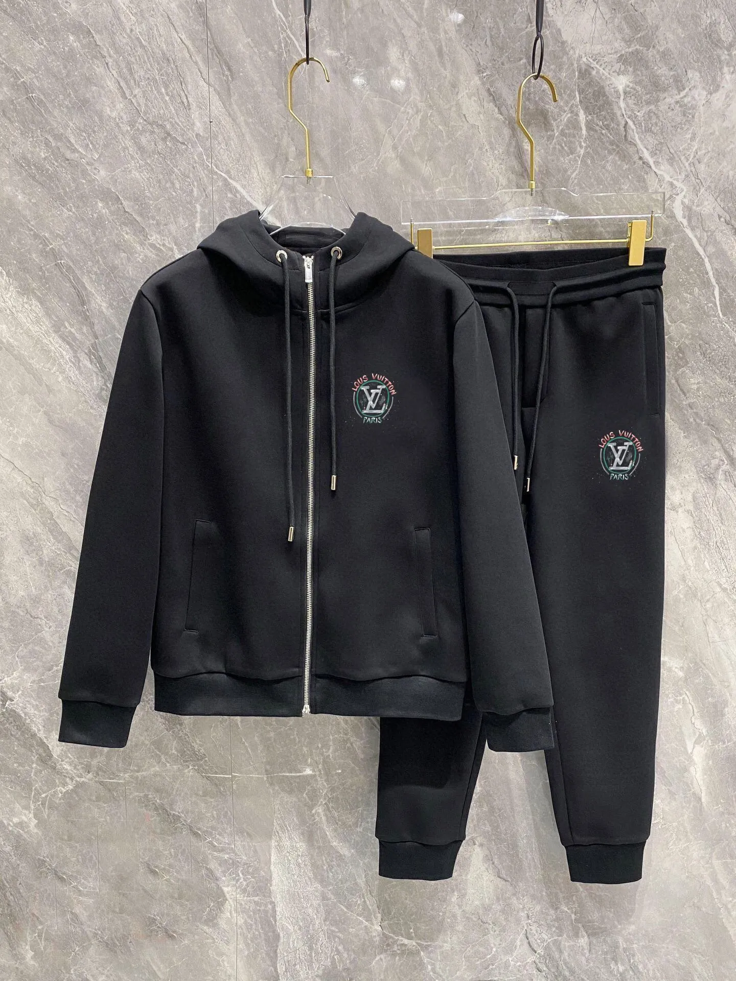 🅿️420 [LV Louis Vuitton] (Fat Man Gospel) hot-selling suit is coming. Focus on the original version of the official website. 2025 new hot-selling cardigan sweater suit. The original order is the best. 🇭🇰The meticulous work of top designers is dedicated to a fitting and perfect upper body effect. All-natural high-quality Roman cotton 100%, close-fitting comfort, noble and elegant! Original hardware embodies elegance and nobility! Counter size: M-5XL (maximum wear up to 220 pounds)